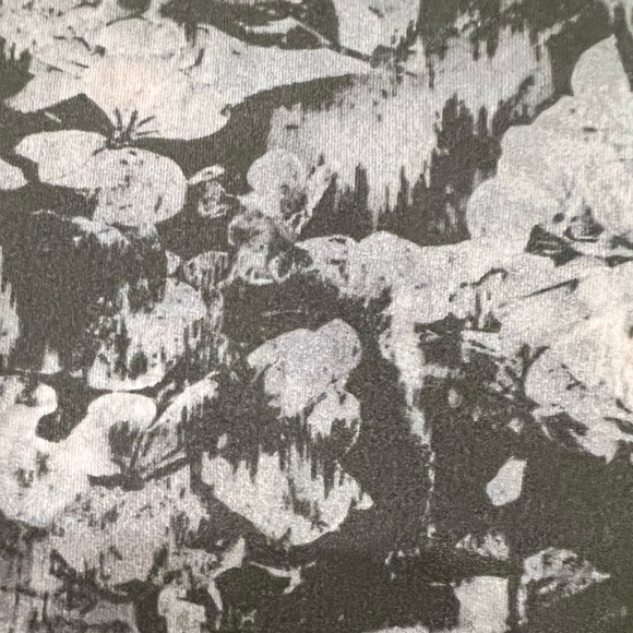 LULULEMON SIZE 2 LEGGINGS - Picture 4 of 4